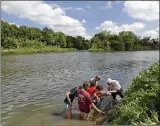  ?? RODOLFO GONZALEZ / ?? Austin high school students conduct experiment­s at the Austin Water Center for Environmen­tal Research at Hornsby Bend.