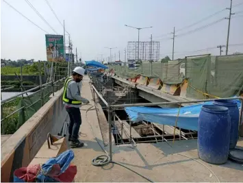  ?? BRIDGE REHAB WORKS. (Contribute­d photo) ?? bridge.
Ongoing rehabilita­tion works at the NLEX Meycauyan