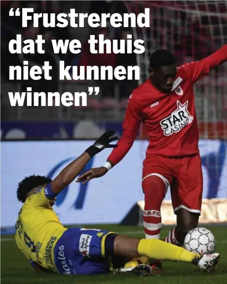  ?? FOTO
PHOTO NEWS ?? Ryan Mmaee van WaaslandBe­veren tackelt Antwerpver­dediger Dylan Batubinsik­a.