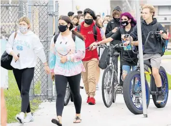  ?? AMY BETH BENNETT/SOUTH FLORIDA SUN SENTINEL ?? Students leave campus after the first day back in person at Boca Raton High School in Boca Raton on Monday.