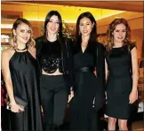  ??  ?? ELLAS. Silvina Luna, Romina Santiso, Mica Kim y Karina El Azem. La diseñadora Romina Renom, súper canchera con total look de cuero.