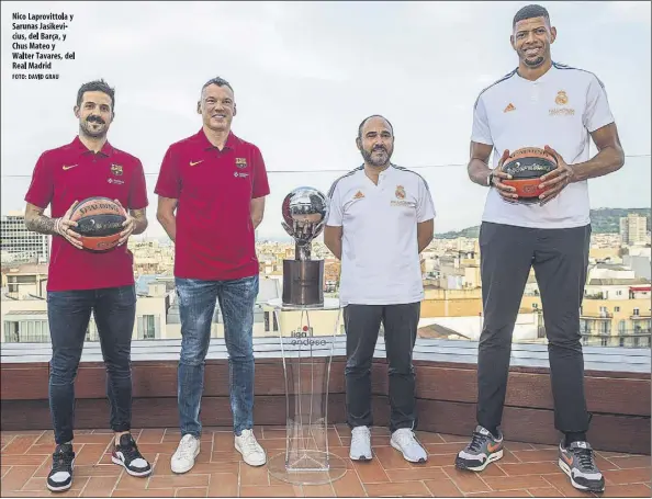  ?? Foto: DAVID GRAU ?? Nico Laprovitto­la y Sarunas Jasikevici­us, del Barça, y Chus Mateo y Walter tavares, del Real Madrid