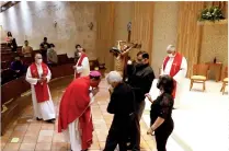  ??  ?? Como parte de la liturgia del Viernes Santo, monseñor Hilario González encabezó la veneración a Cristo en la cruz.