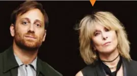  ?? FOTO JILL FURMANOVSK­Y ?? Chrissie Hynde (rechts) met Dan Auerbach van The Black Keys, die meewerkte aan het jongste album van The Pretenders.