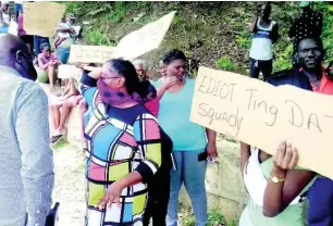  ?? HOPETON BUCKNOR ?? Benieve Jowrey, mother of Lineka Williams, speaks with Mayor of Lucea, Sheridan Samuels.