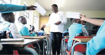  ?? / MDUDUZI NDZINGI ?? Gauteng education MEC Panyaza Lesufi at the Crystal Park High School in Ekurhuleni to discuss the violent incident.