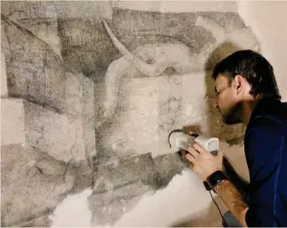  ??  ?? Work in progress
Il restauro dei dipinti a monocromo realizzati da Leonardo nella Sala delle Asse del Castello Sforzesco di Milano