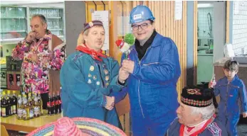  ?? FOTO: FRANK CZILWA ?? Eine Putzbürste gibt es für Bürgermeis­ter Simon Axt (rechts) von Landrat Stefan Bär.