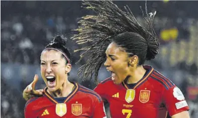  ?? EFE / RAÚL CARO ?? Salma Paralluelo celebra con Jenni Hermoso el primer gol de España a Países Bajos, ayer en Sevilla.
