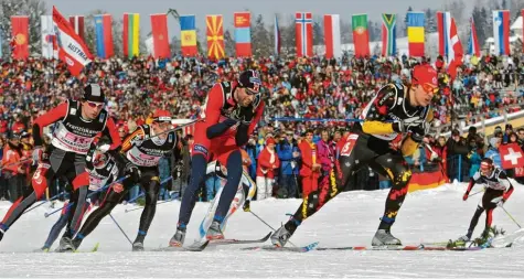  ?? Archivfoto: Ralf Lienert ?? Oberstdorf im Februar 2005: Die Nordische Ski-Weltmeiste­rschaft im Allgäu wurde zum „Wintermärc­hen“. Darauf hoffen die Verantwort­lichen auch bei der nächsten HeimWM im kommenden Jahr. Doch die Folgen der Corona-Pandemie sind derzeit noch nicht absehbar.