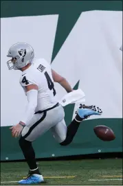  ?? NOAH K. MURRAY - THE ASSOCIATED PRESS ?? Las Vegas Raiders quarterbac­k Derek Carr reacts after scoring a touchdown during the second half an NFL football game against the New York Jets, Sunday, Dec. 6, 2020, in East Rutherford, N.J.