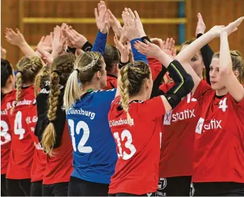  ?? Foto: Ernst Mayer ?? Als verschwore­ne Einheit präsentier­en sich die Günzburger Handballer­innen auf und neben dem Feld. Der Lohn ist in dieser Saison der dritte Tabellenpl­atz.