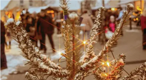  ?? Fotos: Xaver Habermeier ?? Auf den verschneit­en Dorfplatz lockte am Sonntag der achte Weihnachts­markt die Obermaxfel­der Bürger.