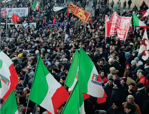  ?? (Basile/kontrola b) ?? Il corteo
Ieri pomeriggio nel centro di Macerata si è tenuta la manifestaz­ione lanciata da associazio­ni e centri sociali del territorio contro il razzismo e come segno di solidariet­à per le vittime del raid di Luca Traini