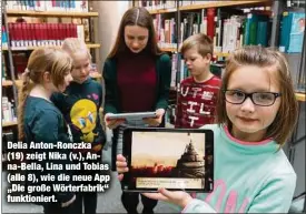  ??  ?? Delia Anton-Ronczka (19) zeigt Nika (v.), Anna-Bella, Lina und Tobias (alle 8), wie die neue App „Die große Wörterfabr­ik“funktionie­rt.