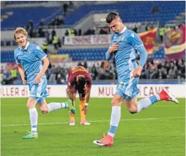  ??  ?? Los jugadores de la Lazio festejan un gol frente al conjunto de La Loba.