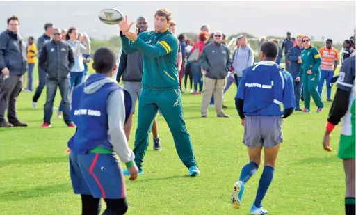  ?? PICTURE: HENK KRUGER ?? ROLE MODELS AT PLAY: Springbok Willem Alberts interactin­g with members of the Masiphumul­ele Rugby Club during a Laureus Sport for Good Coaching Clinic yesterday. Residents turned up in droves to meet the rugby stars.