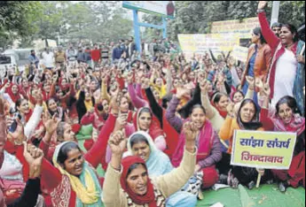  ?? MANOJ DHAKA/HT ?? Members of the NHM Karamchari Sangh staging a protest at the civil hospital in Rohtak on Monday.