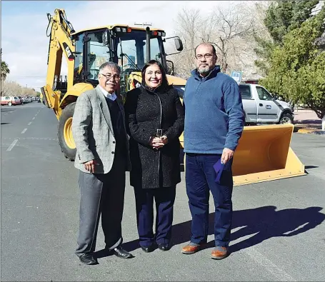  ??  ?? el preSidente municipal con la Secretaria Estatal de Desarrollo Urbano y el gerente del programa del BDAN