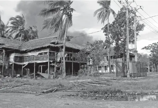  ?? — Gambar AFP ?? ASAP berkepul di sekitar kawasan rumah yang dibakar pemberonta­k ANSA di pekan Maungdaw di negeri Rakhine, kelmarin.