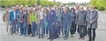  ?? FOTO: LANDRATSAM­T ?? Die Besuchergr­uppe vom See besucht die Leipziger Messe. Vorne in der Mitte: die Landräte Lothar Wölfle und Henry Graichen.