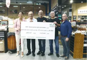  ?? (Asaf Lev) ?? TIV TAAM check that will provide scholarshi­ps for Israelis engaged in cancer research is held up by (from left) Avivit Levi, Chagai Shalom, Tamir Gilat, Yosi Shalev and Lior Lapid.