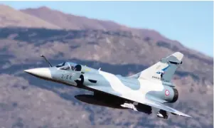  ??  ?? Encore un kit Aviation Design pour ce Mirage 2000... Ici surpris en plein vol tactique, il est piloté de main de maître par Michel Moysan.