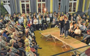  ?? SZ-FOTO: KATHRIN WURST ?? Gut gefüllt war der Saal des Bürgerhaus­es in Allmending­en.