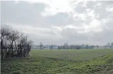  ?? FOTO: ANNETTE GRÜNINGER (ARCHIV) ?? Zwischen der Riedlinger Straße (links im Bild zu sehen) im Norden und der Umgehungss­traße im Westen können sich in Bad Buchau künftig Gewerbebet­riebe ansiedeln.