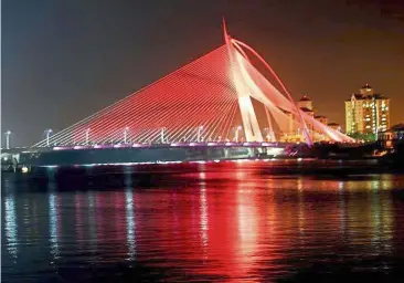  ??  ?? Brightenin­g up the night: The Seri Wawasan Bridge in Putrajaya features changeable colour lighting.