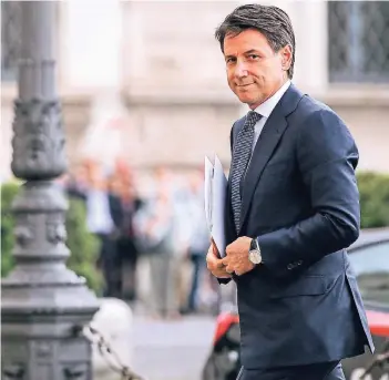  ??  ?? Giuseppe Conte (53) auf dem Weg zu Staatspräs­ident Sergio Mattarella.
