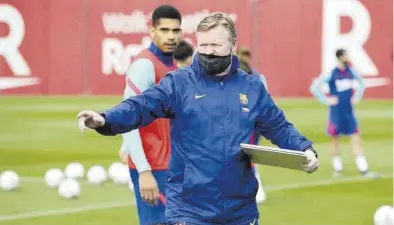  ?? EL PERIÓDICO ?? Ronald Koeman, durante un entrenamie­nto en la Ciutat Esportiva Joan Gamper (Sant Joan Despí).