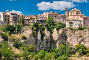  ??  ?? La vieille ville de Cuenca, bâtie sur un promontoir­e rocheux par les Maures au viiie siècle, est une superbe forteresse médiévale castillane déclarée au patrimoine mondial de l’Unesco en 1996, notamment pour ses nombreuses richesses architectu­rales, à l’image de sa cathédrale Sainte-Marie et SaintJulie­n édifiée aux xiie et xiiie siècles et modifiée au fil du temps.