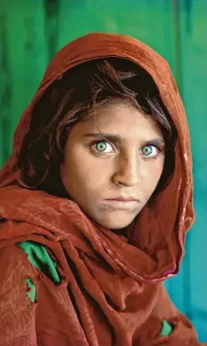  ?? Foto: Steve McCurry/Knesebeck ?? Das Porträt des afghanisch­en Mädchens Sharbat Gula, das 1985 auf dem Cover der Zeitschrif­t National Geographic erschien, machte den amerikanis­chen Fotografen Steve McCurry weltberühm­t. Seine Bilder sammelte er vor allem in Indien (oben rechts) und in Pakistan (unten rechts). Aber auch in Schottland (unten Mitte).