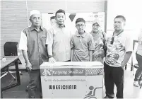  ??  ?? MANFAATKAN GERAN: Lukanisman (dua kiri) bergambar dengan Ahmad (kiri) dan Hafiz (tengah) pada majlis penyerahan bantuan di Bekenu baru-baru ini.