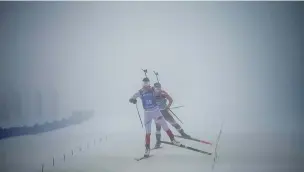  ??  ?? Stochern im Nebel: Bei den Rennen am Grenzadler hatten es die Skijäger nicht immer einfach, den Durchblick zu behalten. Die „aufliegend­en Wolken“hüllten Arena und Strecke ein.