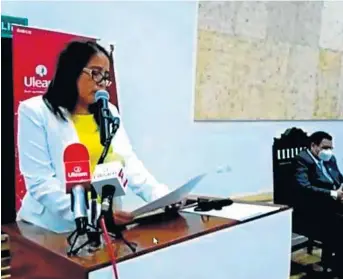  ??  ?? Dolores Muñoz Verduga, decana de la facultad, durante su discurso.