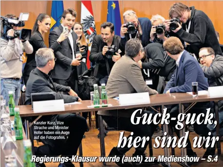  ??  ?? Kanzler Kurz, Vize Strache und Minister Hofer haben ein Auge auf die Fotografen.