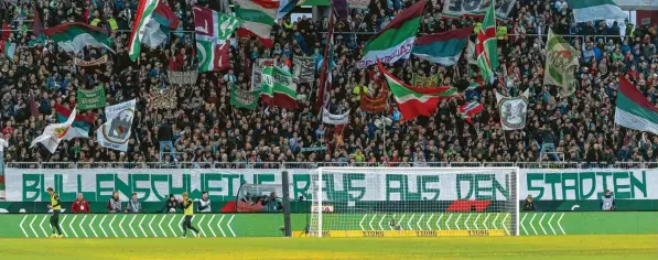  ?? Foto: heike feiner, Eibner-Pressefoto ?? Mit diesem Banner machten die Ultras auf sich aufmerksam. Der Verein distanzier­t sich davon.