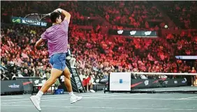  ?? ?? Španělský střet generací. Rafael Nadal se svým o sedmnáct let mladším krajanem Carlosem Alcarazem okouzlili Las Vegas i diváky Netflixu.