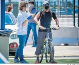  ?? JULIO GONZÁLEZ ?? Un ciclista es vacunado en Navantia Puerto Real.