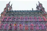  ?? FOTO: C. DRIESSEN ?? Wie ein riesiger Adventskal­ender: Die Fenster des Rathauses von Löwen sind in der Weihnachts­zeit bunt angestrahl­t.