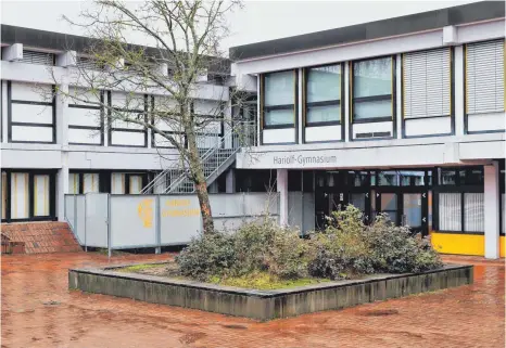  ?? FOTO: AFI ?? Im Ellwanger Hariolf-Gymnasium sollen die naturwisse­nschaftlic­hen Fachklasse­nräume saniert werden. Zu diesem Thema waren viele Bürger in den Gemeidnera­t gekommen. Der hat das Vorhaben abgesegnet.