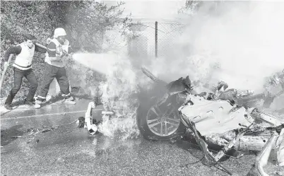  ?? — Gambar AFP ?? MARAK: Anggota bomba cuba memadamkan api yang menyelubun­gi sebuah kereta selepas serangan tentera Israel di kawasan selatan Lubnan, Naqoura, yang berhampira­n dengan sempadan Israel kelmarin.