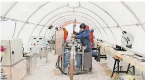  ?? FOTO: UNIVERSITY OF CAMBRIDGE/ BRITISH ANTARCTIC SURVEY/DPA ?? Ingenieure und Wissenscha­ftler sind in einem Zelt am Skytrain Ice Rise in der Westantark­tis zu sehen.