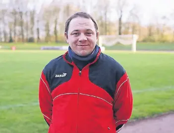  ?? FOTO: FUPA ?? Steve Jäck bei seiner Vorstellun­g in der vergangene­n Woche vor dem Rasenplatz im Stadion am Hohen Busch. Morgen bestreitet der neue Trainer des 1. FC Viersen sein erste Spiel vor heimischen Publikum.