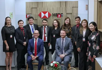  ?? ?? HSBC executives led by branch head Rita Santiago