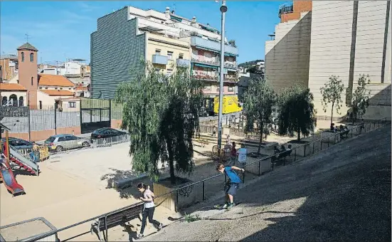  ?? DAVID AIROB ?? El lugar del Carmel en el que se produjo el socavón por las obras del metro ahora acoge un parque y en el futuro se convertirá en pisos de alquiler