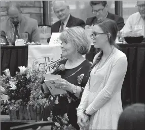  ?? Janelle Jessen/Siloam Sunday ?? Teresa Beasley, of Alternativ­e Design, presented honor student Lauren Lyon during the 40th annual Chamber of Commerce Honor Luncheon on Thursday.