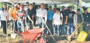  ??  ?? SIMBOLIK: Tiong (tengah), Wong (empat kiri) dan yang lain bersama-sama melakukan simbolik pelancaran Program Gotong-Royong Solidariti Bahagian Sibu, semalam. Sementara Maria (lima kanan) melihat sama.